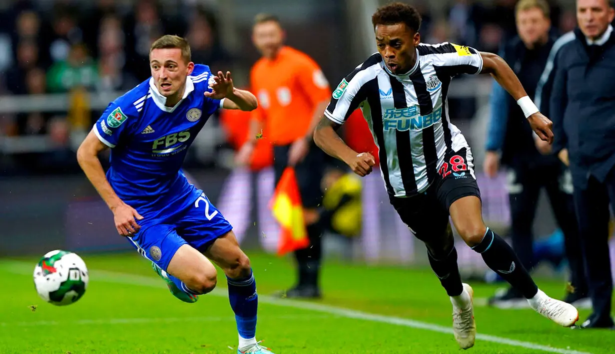 Pemain Leicester City Timothy Castagne (kiri)  dan pemain Newcastle United Joe Willock memperebutkan bola pada pertandingan sepak bola perempat final Piala Liga Inggris atau Carabao Cup di St. James' Park, Newcastle, Inggris, 10 Januari 2023. Newcastle United mengalahkan Leicester City dengan skor 2-0. (Owen Humphreys/PA via AP)