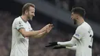 Penyerang Tottenham Hotspur Harry Kane berselebrasi dengan Rodrigo Bentancur setelah mencetak gol ke gawang Manchester City pada pekan ke-22 Liga Inggris 2022/2023 di Tottenham Hotspur Stadium, Minggu malam WIB (5/2/2023). Manchester City menelan kekalahan 0-1 di kandang Tottenham Hotspur . (AP Photo/Kin Cheung)