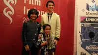 Si kecil Muhammad Adhiyat, bintang film Pengabdi Setan memegang Piala Citra. Di ajang FFI 2017, Pengabdi Setan berhasil meraih tujuh Piala Citra. (Zulfa Ayu Sundari/Liputan6.com)