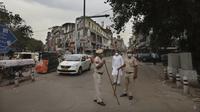 Polisi Delhi berjaga-jaga pada hari pertama lockdown diberlakukan di ibu kota India, New Delhi, Selasa (20/4/2021). India pada Selasa (20/4) melaporkan 259.170 infeksi baru dan 1.761 kematian akibat Covid-19 dalam 24 jam terakhir. (AP Photo/Manish Swarup)