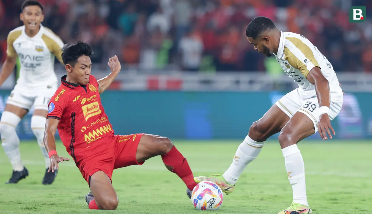 Pemain Persija Jakarta, Firza Andika, berebut bola dengan pemain Dewa United, Alex Martins pada laga pekan kelima BRI Liga 1 2024/2025 di Stadion Utama Gelora Bung Karno, Jakarta, Senin (16/9/2024). (Bola.com/M Iqbal Ichsan)