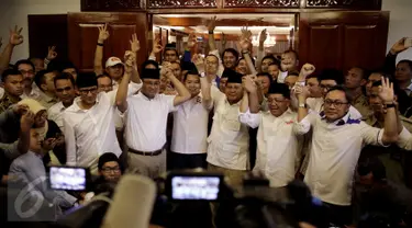 Ketum Partai Gerindra, Prabowo Subianto berfoto bersama dengan Paslon Gubernur DKI Jakarta Nomor Urut 3 Anies Baswedan - Sandiaga Uno beserta petinggi partai pendukungnya usai menggelar Konferensi Pers di Jakarta, Rabu (19/4). (Liputan6.com/Johan Tallo)