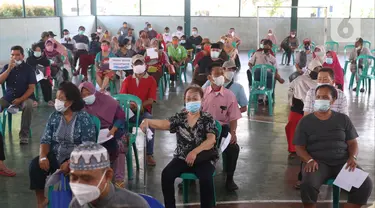 Ratusan lansia dan tenaga pendidik melakukan vaksinasi Covid-19 di Gor Total Persada, Kota Tangerang, Selasa (8/6/2021). Vaksinasi tersebut untuk melindungi mereka dari Covid-19  yang tengah mewabah. (Liputan6.com/Angga Yuniar)