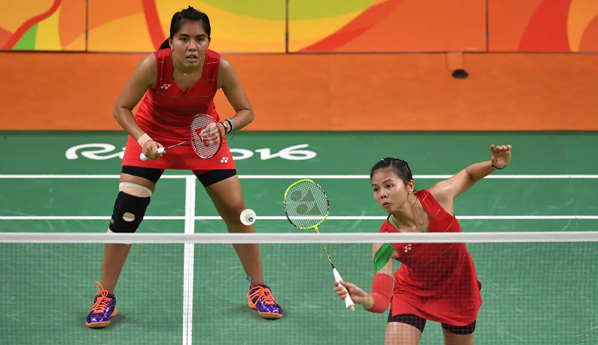 Greysia Polii/Nitya Krishinda Maheswari, kalah dua gim langsung 11-21, 14-21 dari pasangan China, Tang Yuanting/Yu Yang. (AFP/Ed Jones)