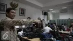 MenPANRB Yuddy Chrisnandi meninjau ruang press room wartawan di Istana kepresidenan, Jakarta, Jumat (13/5). Tinjauan tersebut dilakukan untuk melihat aktifitas para wartawan saat menunggu agenda kegiatan kepresidenan. (Liputan6.com/Faizal Fanani)