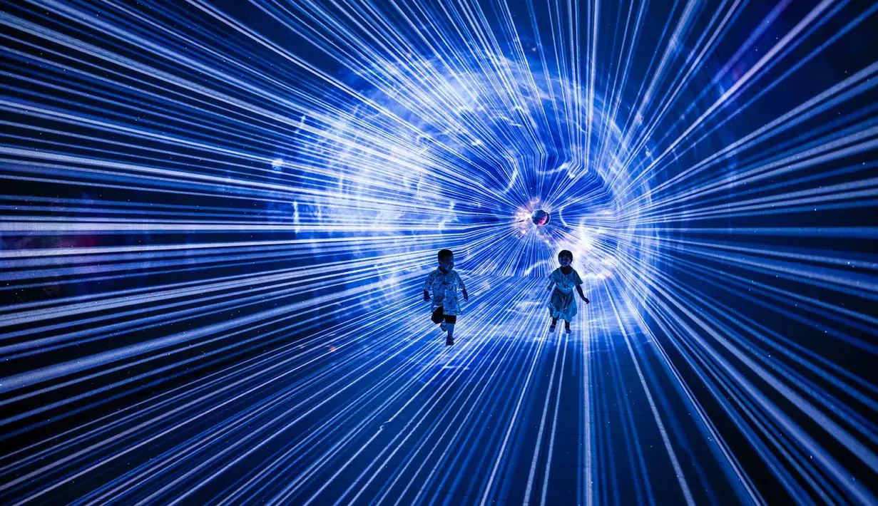 Pengunjung mendatangi ruang seni digital imersif Space and Time Cube Surabaya nan baru dibuka, di Surabaya, 23 Agustus 2026. (AFP/ Juni Kriswanto)
