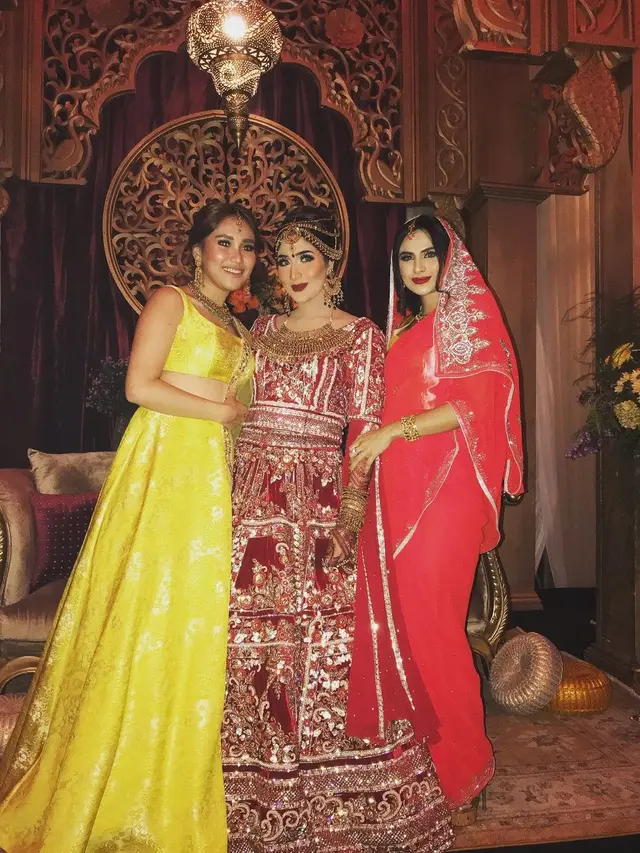Asha Shara Pakai Kain Sari