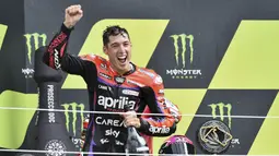 Pembalap Aprilia Racing, Aleix Espargaro, melakukan selebrasi setelah memenangkan balapan MotoGP Inggris di Sirkuit Silverstone, Minggu (06/08/2023). Aleix Espargaro sukses memenangkan balapan dengan catatan waktu 40 menit 40.367 detik. (AP Photo/Rui Vieira)