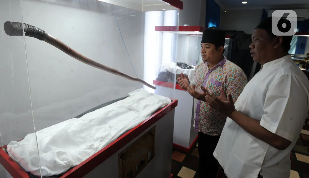 Pengunjung menyaksikan tongkat peninggalan Nabi Muhammad SAW dalam pameran artefak asli Rasulullah di Masjid Jami At-Taqwa, Sukamaju, Depok, Jawa Barat, Selasa (29/12/2020). Empat peninggalan Nabi Muhammad SAW dipamerkan hingga esok hari. (merdeka.com/Arie Basuki)