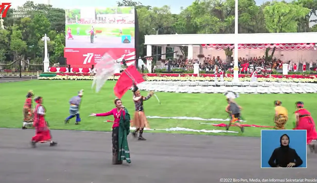 Saat tampil di halaman Istana Merdeka, Naura Ayu tampil lebih dewasa dengan balutan pakaian adat modifikasi. (Tangkapan layar YouTube sekretariat Presiden)