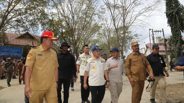 Menteri Dalam Negeri Tito Karnavian saat mengunjungi salah satu lokasi tedampak bencana banjir. (Istimewa)