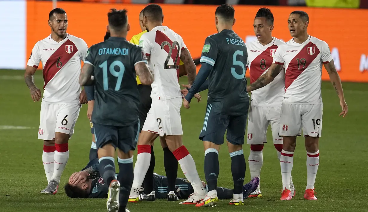 Pemain Argentina Lionel Messi meringis kesakitan saat melawan Peru pada pertandingan kualifikasi Piala Dunia 2022 di Buenos Aires, Argentina, Kamis (14/10/2021). Argentina menang 1-0. (AP Photo/Natacha Pisarenko)
