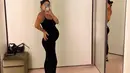 Lakukan mirror selfie, Jennifer terlihat mengenakan knit dress sambil memamerkan baby 
bumpnya yang membesar. @jenniferbachdim.