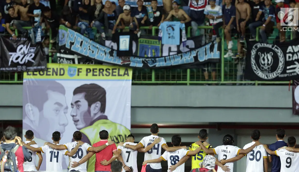 Pemain Persela bersama suporter melakukan penghormatan usai laga melawan Bhayangkara FC di Stadion Patriot Candrabhaga, Bekasi, Jumat (27/10). Choirul Huda meninggal dunia, Minggu (15/10). (Liputan6.com/Helmi Fithriansyah)
