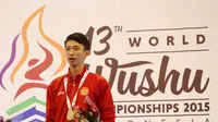 Atlet Wushu Indonesia, Charles Sutanto saat menerima medali emas pada Kejuaraan Dunia Wushu 2015 di Istora, Senayan, Jakarta, Sabtu(14/11/2015) WIB. (Bola.com/Nicklas Hanoatubun)
