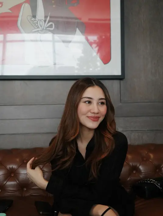 Dengan senyum maksimal, terlihat bibir Aaliyah Massaid yang dipulas lipstik cokelat berlapis gloss [@aaliyah.massaid]