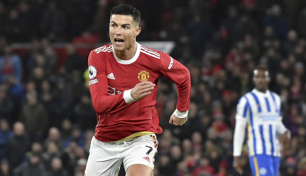 Usai turun minum, MU meningkatkan agresifitas permainan. Hasilnya, Cristiano Ronaldo sukses memecah keriuhan publik Old Trafford di menit ke-51. CR7 berhasil memanfaatkan umpan Scott McTominay menjadi gol pembuka. (AP/Rui Viera)