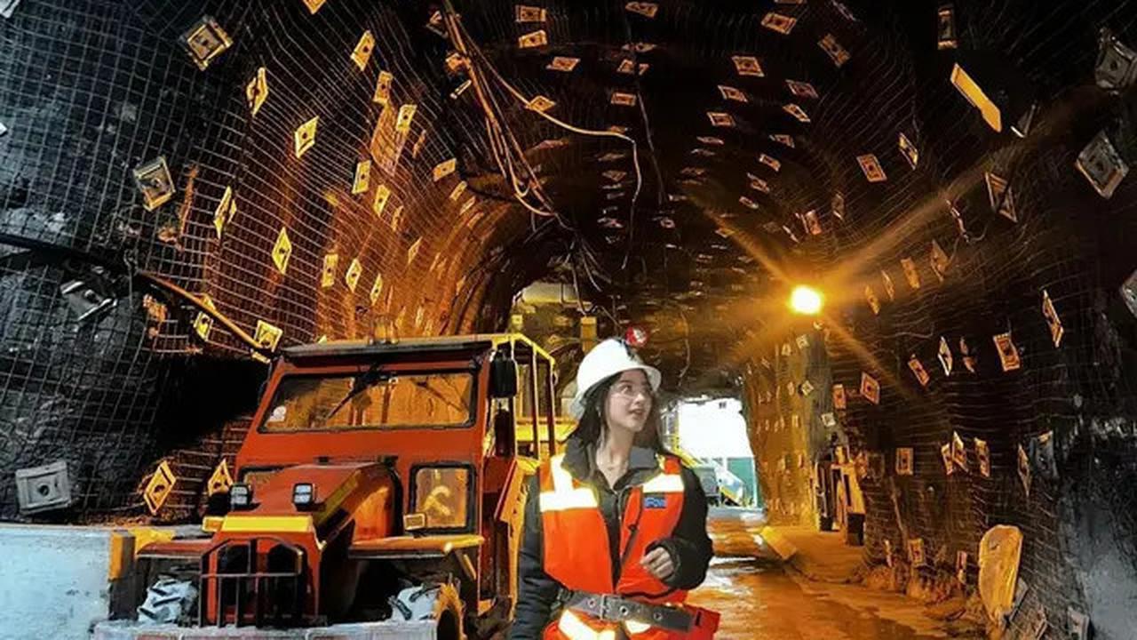 7 Potret Ghea Youbi Liburan di Tambang Emas, Dipuji Bak Ibu Mandor