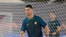 Cristiano Ronaldo mengontrol bola selama latihan resmi Portugal menjelang pertandingan sepak bola Piala Dunia grup H antara Portugal dan Ghana di tempat pelatihan Al Shahaniya SC, Al Shahaniya, Qatar, Rabu (23/11/2022). Salah satu pemain terbaik FIFA ini dikatakan sudah melewati masa jayanya. (AP Photo/Lee Jin-man)