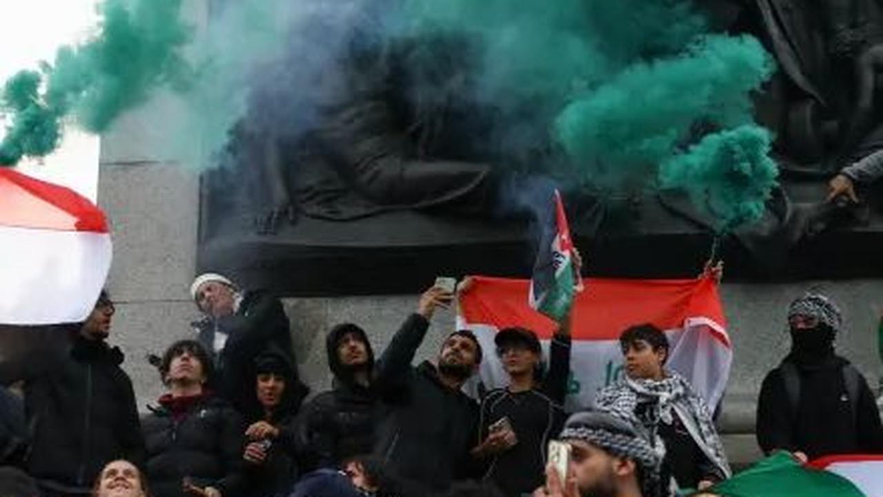 Teriakan dan tulisan di spanduk berisi kalimat-kalimat kecaman keras dan anti-Israel. Sejumlah pengunjuk rasa juga membawa foto Sunak, Presiden AS Joe Biden, dan Perdana Menteri Israel Benjamin Netanyahu dengan pesan tertulis "Dicari karena Kejahatan Pera