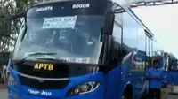 Pintu keluar Tol Semanggi ditutup, ratusan penumpang bus dan mobil pribadi diturunkan di ruas jalan tol dalam kota. 