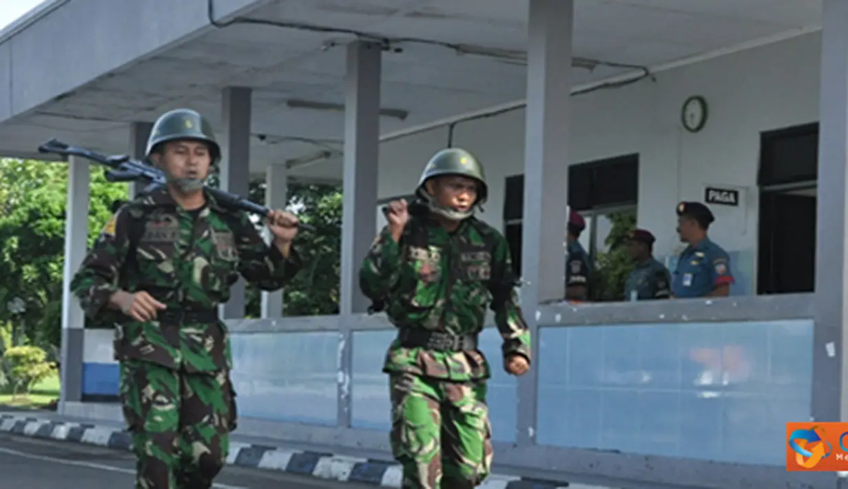 Citizen6, Surabaya: Para siswa lari dengan menggunakan Pakaian Dinas Lapangan (PDL), helm baja, sepatu boot, senjata jenis SS-1 dan ransel dengan beban 15 kilogram. (Pengirim: Penkobangdikal)