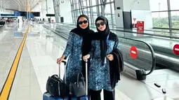 Inilah potret gaya hijab wanita 27 tahun saat menjalani umroh 5 tahun yang lalu. Sekilas mirip dengan gaya hijab warna hitam umroh akhir tahun 2023 ini. (Liputan6.com/IG/febbyrastanty)