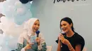 Selain seru-seruan bareng fans, dalam kesempatan ini, Amanda Rawles juga menyampaikan sepatah dua patah kata di hadapan para fansnya. Selain Amanda yang bersyukur punya fans yang selalu mendukungnya, para fans Amanda yang bernama Amandatic juga bersyukur bisa mengenal Amanda Rawles. Artis blasteran Australia ini memang dikenal humble dan ramah kepada fans-nya. (Liputan6.com/IG/@amandarawles)