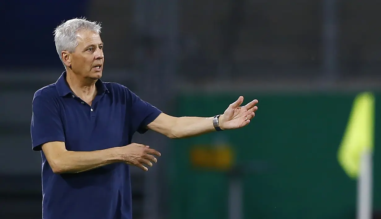 Pelatih Borussia Dortmund, Lucien Favre, memberikan arahan kepada pemainnya saat menghadapi MSV Duisburg pada laga DFB-Pokal di Schauinsland-Reisen-Arena, Selasa (15/9/2020). Borussia Dortmund menang 5-0 atas MSV Duisburg. (AFP/Thilo Schmulgen/pool)