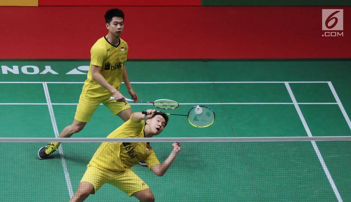 Ganda putra Indonesia, Kevin Sanjaya/Marcus Gideon saat melawan Tinn Isriyanet/Kittisak Namdash (Thailand) pada babak pertama Indonesia Masters 2018 di Istora Senayan, Rabu (24/1). Kevin/Marcus unggul 21-16, 21-16. (Liputan6.com/Helmi Fithriansyah)