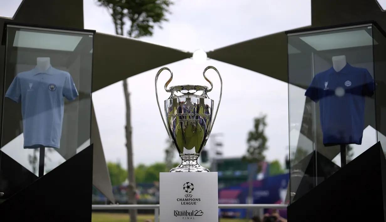 Trofi Liga Champions dipajang di Istanbul, Turki, Kamis (8/6/2023). Laga final yang mempertemukan Inter Milan melawan Manchester City akan berlangsung di Atatürk Olympic Stadium, Istanbul, Turki, Minggu (9/6/2023) dini hari WIB. (AP Photo/Khalil Hamra)