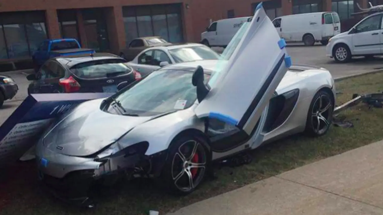 McLaren 650S Baru Hancur Nabrak Pohon