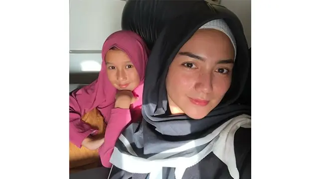 Saat tidak menggunakan makeup sama sekali, wajah Citra Kirana terlihat glowing.