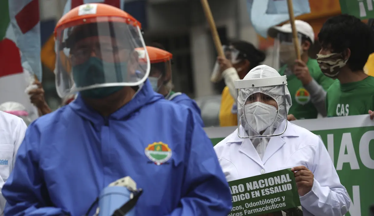 Petugas kesehatan memprotes kurangnya alat pelindung bagi mereka yang merawat pasien COVID-19, di luar rumah sakit umum di Lima, Peru (29/9/2020). (AP Photo/Martin Mejia)