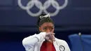 Pesenam Amerika Serikat (AS), Simone Biles, tak mampu menahan air mata sambil menyaksikan rekannya bertanding di Olimpiade Tokyo 2020. Secara mengejutkan, pesenam andalan AS itu memutuskan mengundurkan diri dari ajang tersebut. (Foto: AP/Ashley Landis)