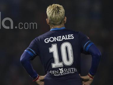 Cristian Gonzales mampu membuktikan diri sebagai raja gol dari Arema FC dengan mencetak lima gol ke gawang Semen Padang pada laga Piala Presiden 2017 di Stadion Kanjuruhan, Malang, Jawa Timur, Minggu (5/3/2017). (Bola.com/Vitalis Yogi Trisna)