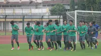 Timnas Indonesia U-19 menjalani latihan perdana dalam agenda pemusatan latihan di Stadion Universitas Negeri Yogyakarta (UNY), Sabtu (19/5/2018). (Bola.com/Ronald Seger)