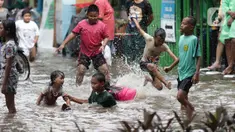 Anak anak bermain air di sebagian Jalan Bungur Besar Raya yang tergenang, Jakarta, Selasa (18/1/2022). Genangan air di sebagian Jalan Bungur Besar Raya dimanfaatkan anak-anak untuk bermain meski berbahaya. (Liputan6.com/Helmi Fithriansyah)