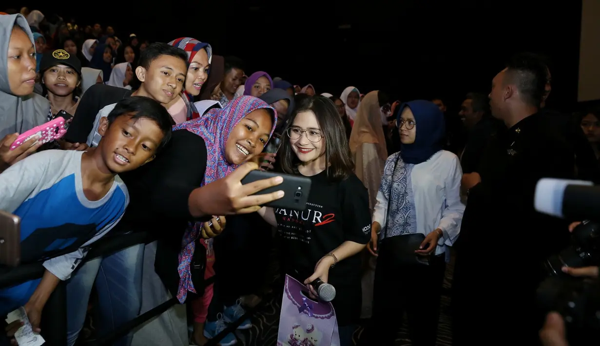 "Padahal kita nggak suruh, nggak adain kuis, challenge atau apa pun. Tapi mereka niat sendiri dandan ala hantu untuk support film Danur," lanjutnya. (Nurwahyunan/Bintang.com)