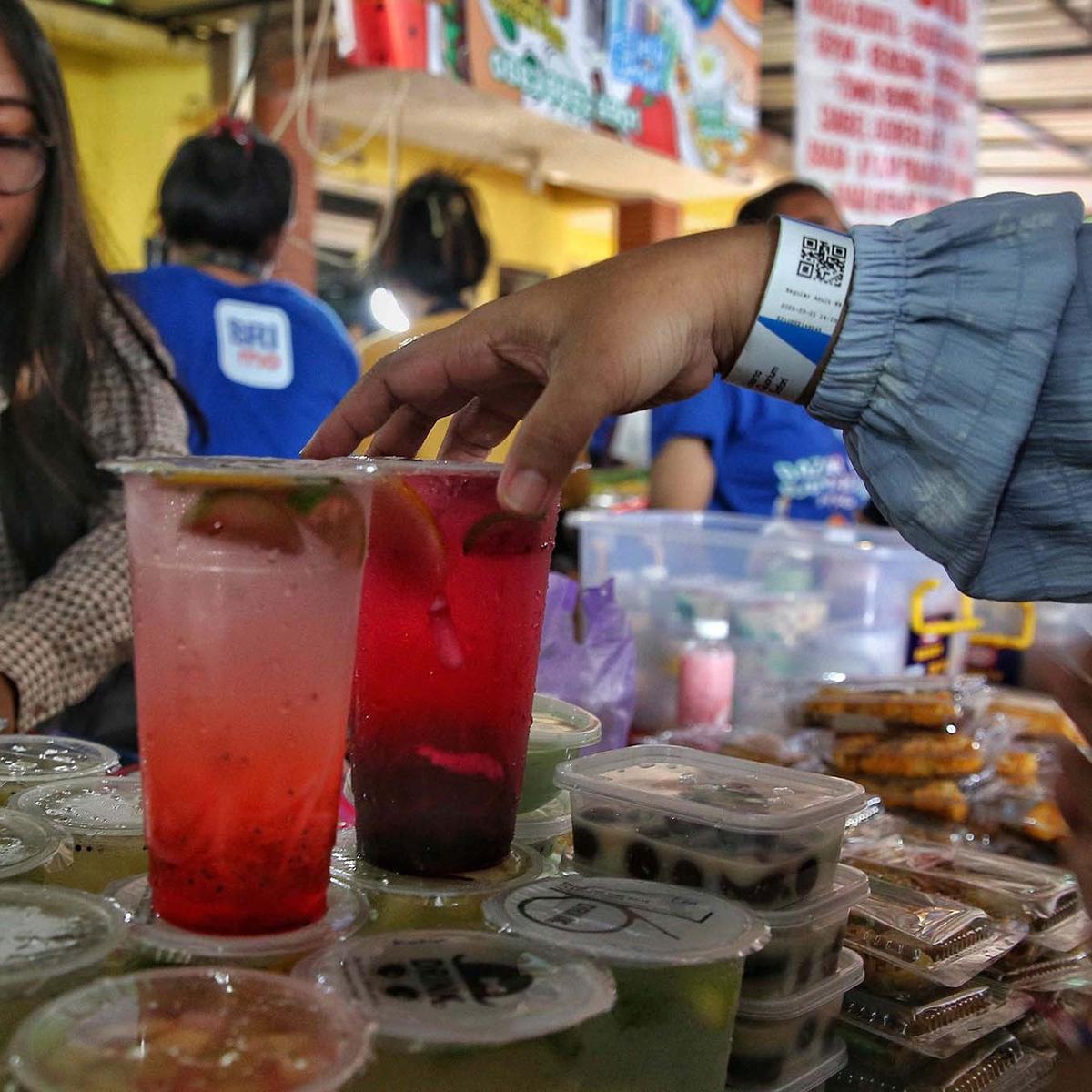 FOTO: Berdesakan Berburu Takjil Di Pasar Benhil