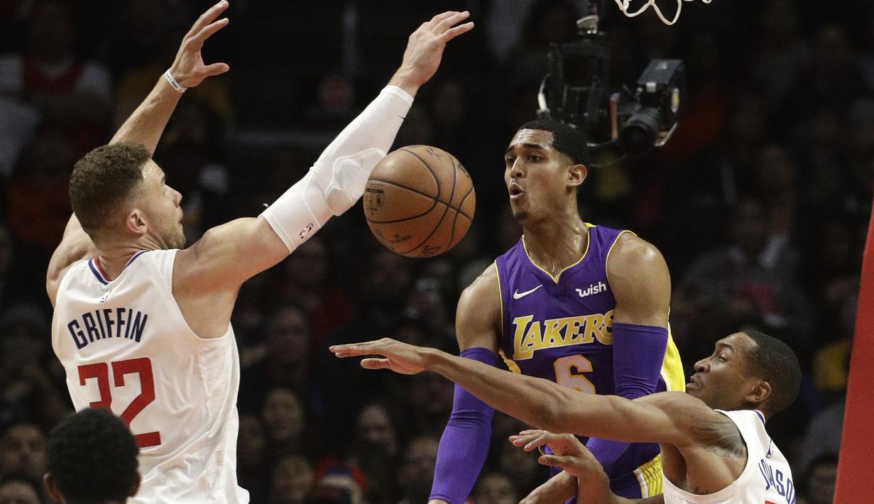 Pemain Lakers, Jordan Clarkson (tengah) mencoba memberikan umpan saat dikepung para pemain Clippers pada laga NBA basketball games di Staples Center, Los Angeles, California, (27/11/2017). Clippers menang atas Lakers 120-115. (AP/Jae C. Hong)