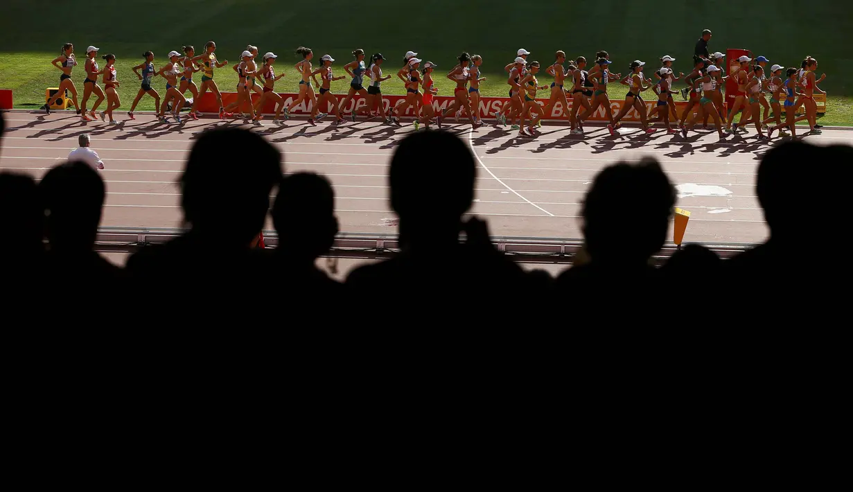 Penonton menyaksikan final nomor jalan cepat 20km putri Kejuaraan Dunia Atletik 2015 di Stadion Nasional, Beijing, Tiongkok. (27/8/2015). (Reuters/Kai Pfaffenbach)
