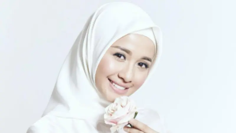 Gaya Gemerlap Laudya Cynthia Bella dengan Hijab ala Princess