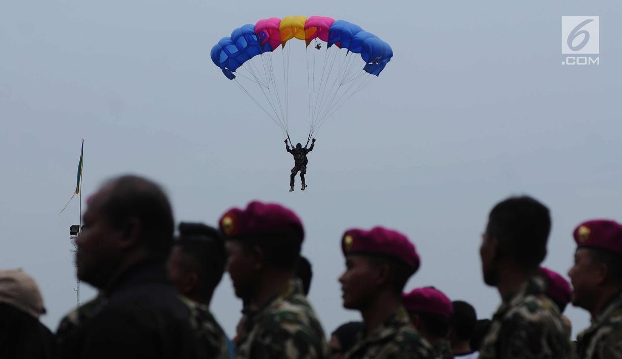 Prajurit Marinir melakukan penerjunan saat upacara HUT Korps Marinir ke-72 di Kesatrian Marinir Hartono, Cilandak, Jakarta, Rabu (15/11). HUT Marinir ke-72 bertema Marinir Prajurit Pejuang dan Profesional. (Liputan6.com/Helmi Fithriansyah)