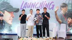 Pelatih Timnas Indonesia, Shin Tae-yong (tengah kanan) berfoto bersama dengan Raffi Ahmad (tengah kiri), Witan Sulaeman (kiri) dan Rizki Ridho saat acara peluncuran STY Foundation yang berlangsung di Rans Office, Serpong, Tangerang Selatan, Senin (04/11/2024). (Bola.com/Bagaskara Lazuardi)