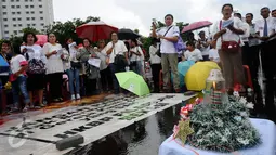 Jemaat GKI Yasmin Bogor dan HKBP Filadelfia Bekasi melakukan misa perayaan Natal 2016 di Silang Barat Laut Monas, Jakarta, Minggu (25/12). Mereka berharap pemerintah turun tangan karena gereja mereka masih disegel. (Liputan6.com/Helmi Fithriansyah)