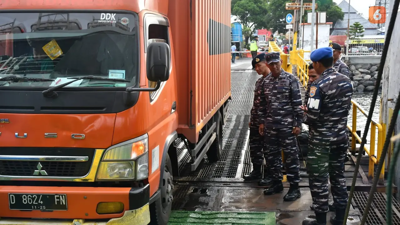 Danlanal Banyuwangi, Letkol Laut (P) Indra Nusha Raspati memimpin langsung pengecekan dermaga Pelabuhan ASDP Ketapang (Hermawan Arifianto/Liputan6.com)