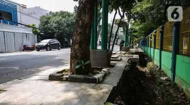 Kondisi lalu lintas di sekitar trotoar yang rusak di kawasan Blok S, Jakarta, Kamis (4/3/2021). Dinas Bina Marga Provinsi DKI Jakarta akan merevitalisasi trotoar sepanjang 4,6 kilometer di kawasan Kebayoran Baru, Jakarta Selatan. (Liputan6.com/Faizal Fanani)