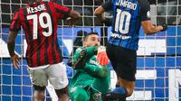 Kiper AC Milan, Antonio Donnarumma menahan tendangan pemain Inter Milan, Joao Mario pada laga perempat final Coppa Italia di San Siro, Kamis (28/12). AC Milan sukses melaju ke semifinal Coppa Italia usai menundukan Inter Milan 1-0. (AP/Antonio Calanni)