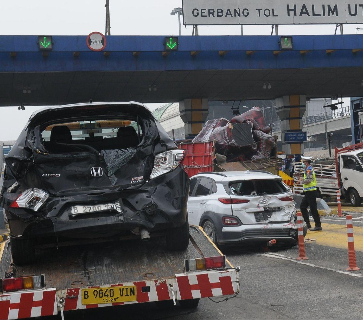 Kecelakaan beruntun terjadi di Gerbang Tol (GT) Halim Utama, Jakarta, Rabu (27/3/2024). Setidaknya, ada tujuh unit kendaraan yang mengalami kerusakan akibat insiden tersebut.&nbsp;Foto: Merdeka.com/Imam Buhori<br>